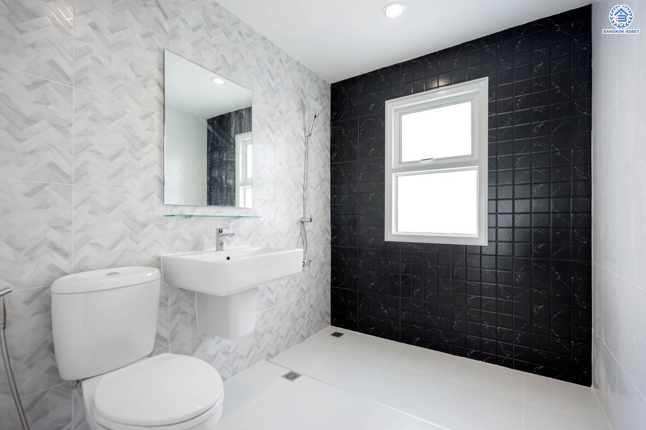 บ้านมือสองตกแต่งใหม่ แบรนด์ LH ม.ชัยพฤกษ์ บางบัวทอง หลังใหญ่ เนื้อที่ 67 ตร.ว. ฟังก์ชัน 3 ห้องนอน 2 ห้องน้ำ จอดรถได้ 2 คัน พร้อม Facilities ครบครัน บนทำเลเดินทางสะดวก ติดถนนบางกรวย-ไทรน้อย ใกล้เซ็นทรัลเวสต์เกต และรถไฟฟ้าสายสีม่วง "สถานีบางพลู"...